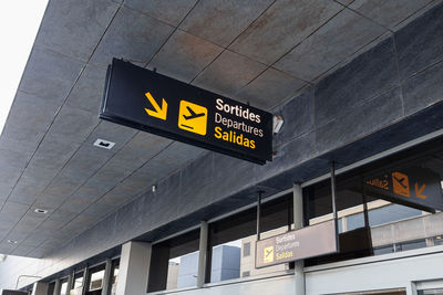 Symbols, signs and directions inside aeroport areas.