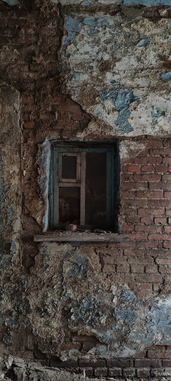 LOW ANGLE VIEW OF WINDOW OF OLD BUILDING