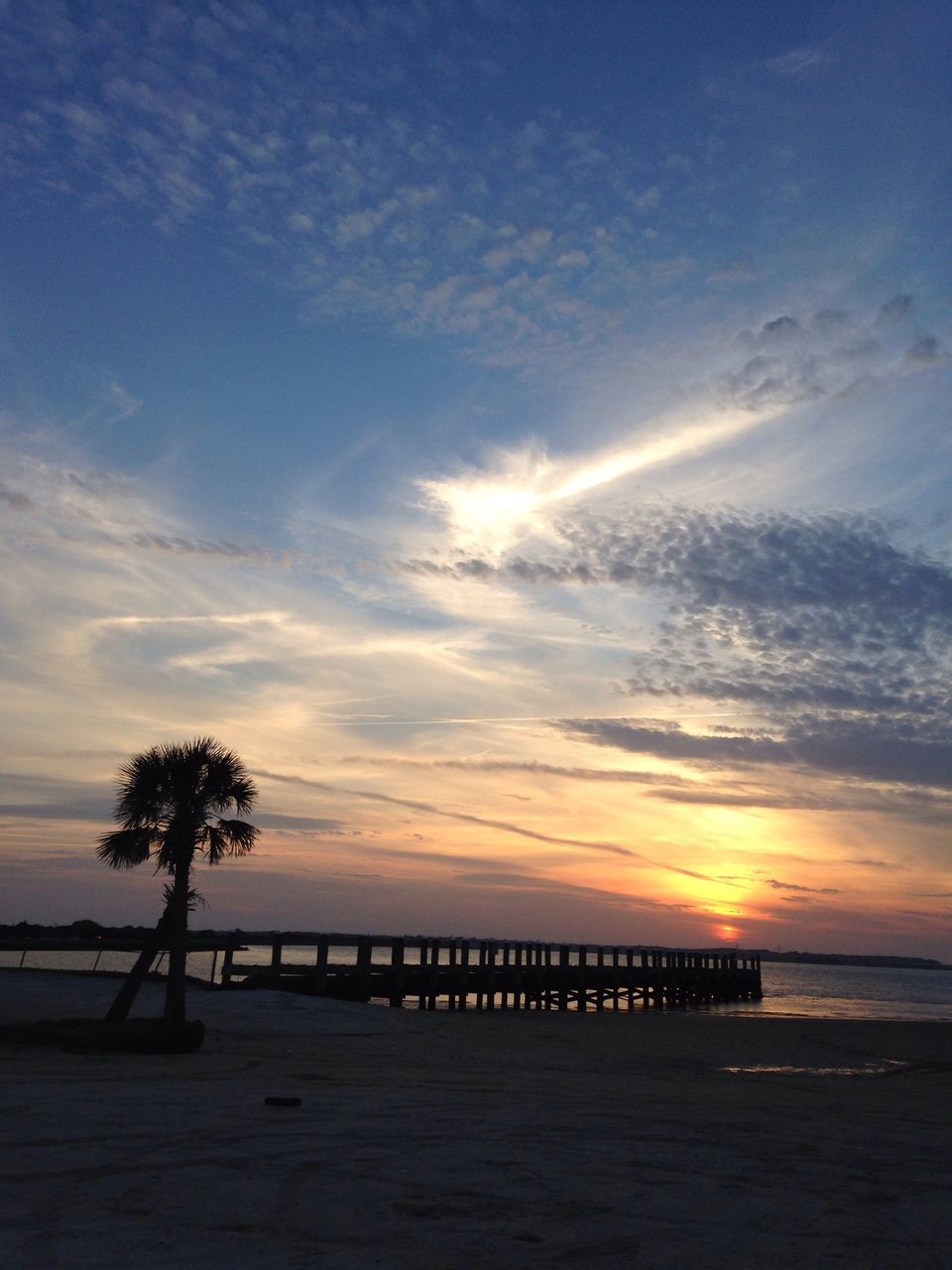 sea, sunset, sky, water, scenics, tranquil scene, tranquility, horizon over water, silhouette, beauty in nature, cloud - sky, sun, nature, beach, idyllic, sunlight, cloud, pier, shore, sunbeam