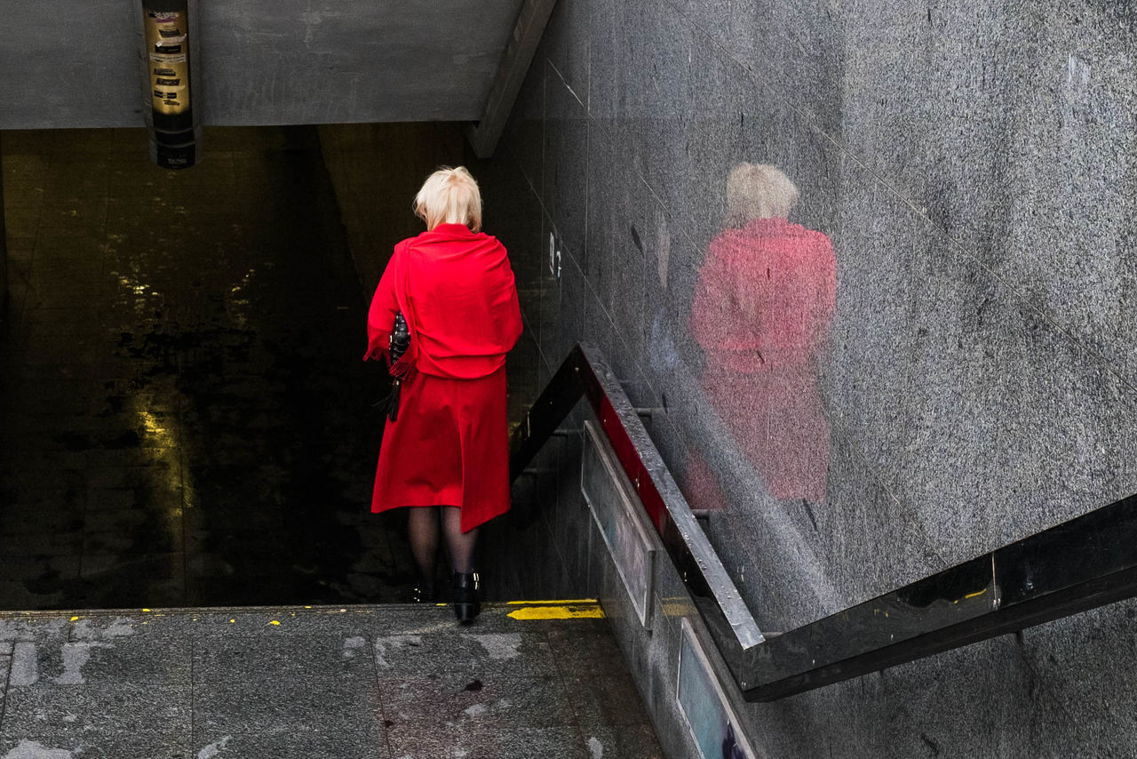 FULL LENGTH REAR VIEW OF WOMAN WALKING ON FOOTPATH