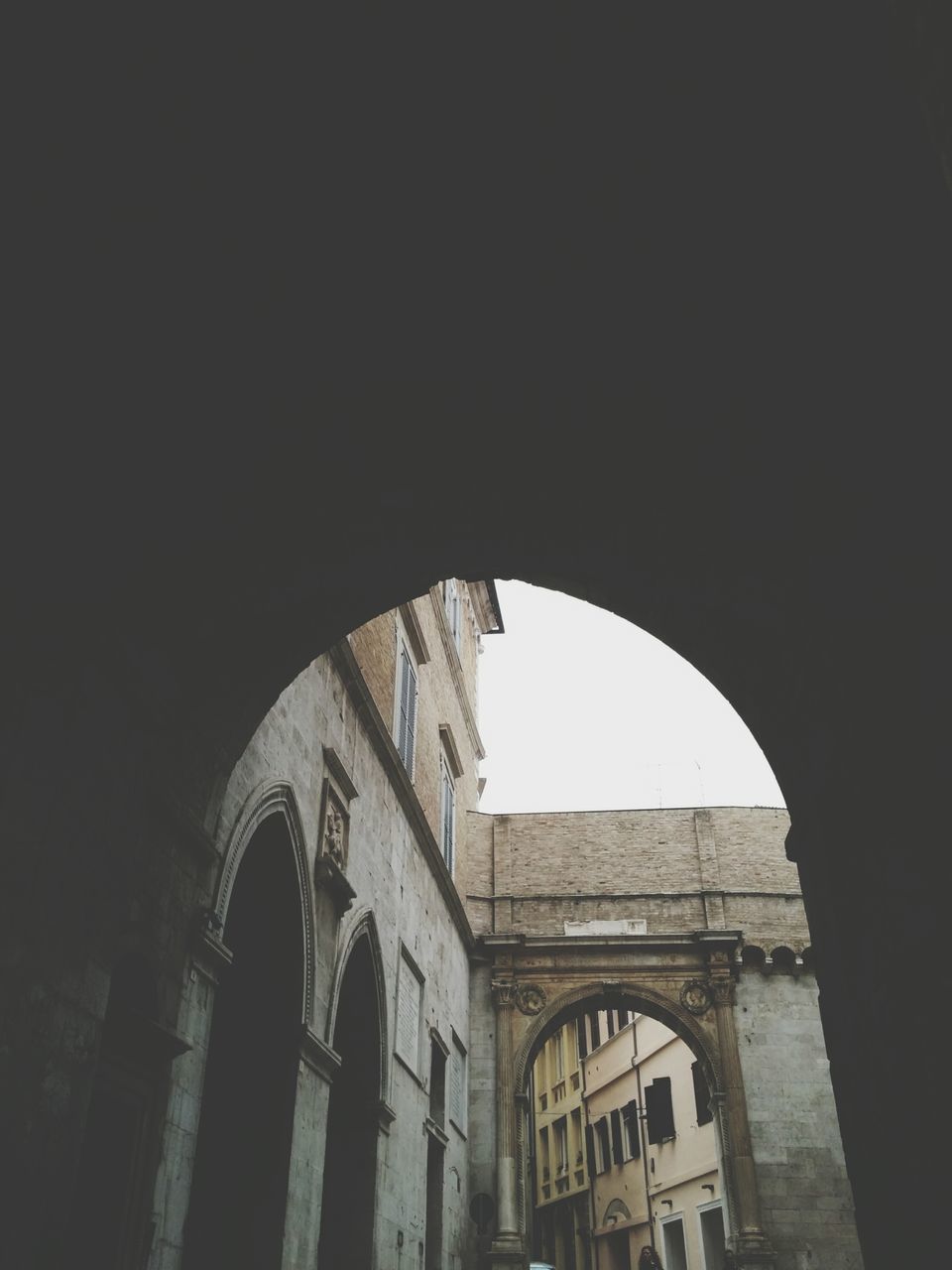 arch, architecture, built structure, building exterior, low angle view, clear sky, arched, history, copy space, building, tunnel, indoors, archway, old, window, no people, day, the past, sky