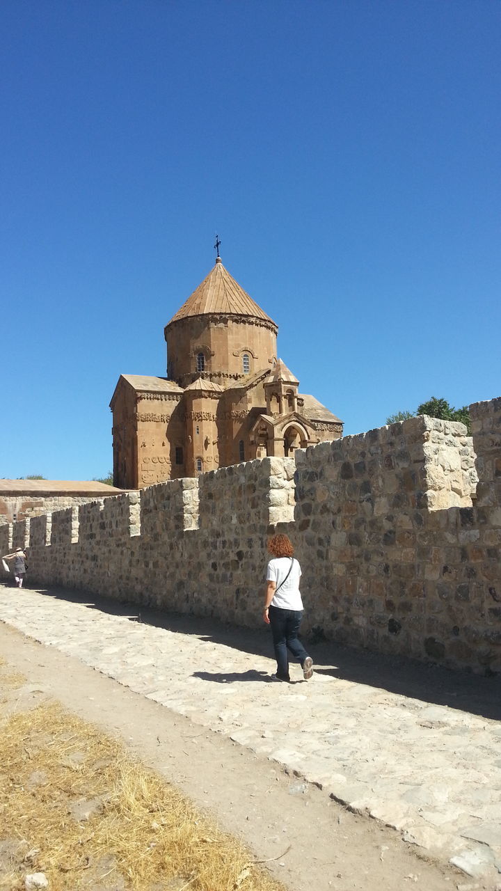 clear sky, architecture, building exterior, built structure, blue, low angle view, copy space, sunlight, tower, history, shadow, day, outdoors, castle, travel destinations, stone wall, travel, tourism, famous place