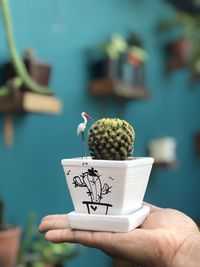 Close-up of hand holding coffee cup