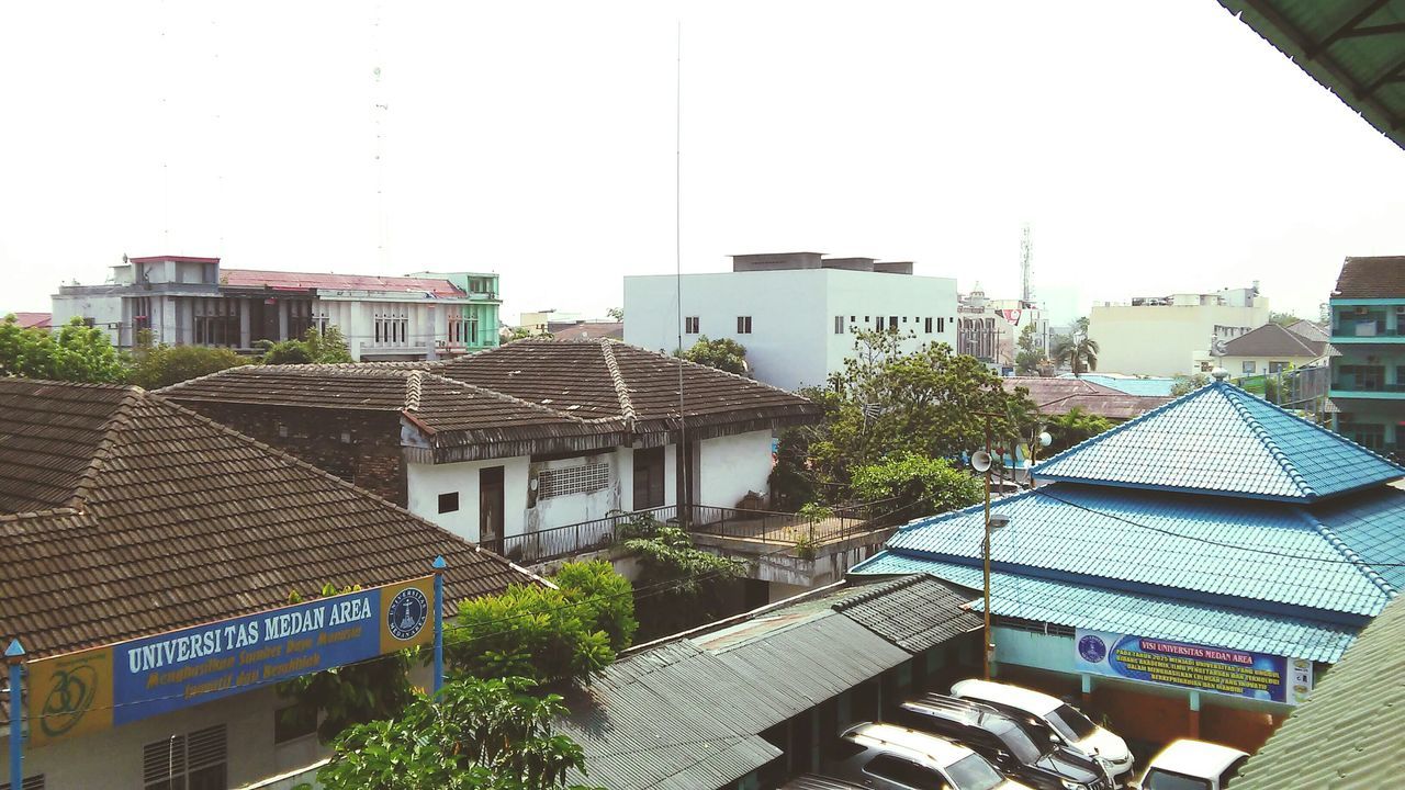 building exterior, architecture, built structure, house, clear sky, roof, residential structure, residential building, residential district, high angle view, town, city, day, copy space, outdoors, building, rooftop, sky, townscape, sunlight