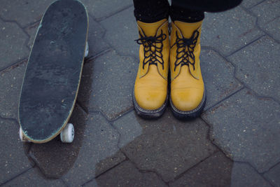 Skate and yellow shoes