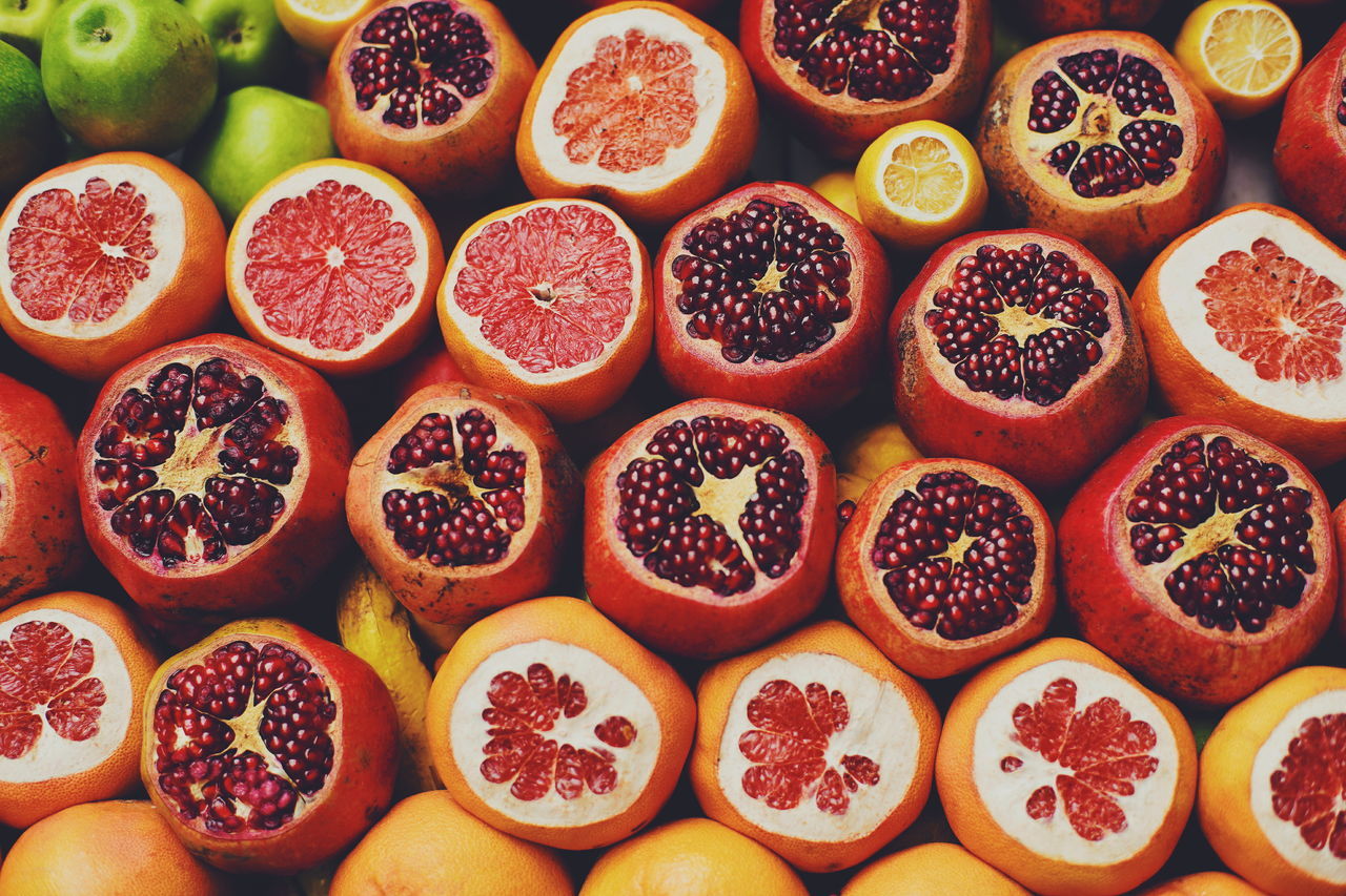 FULL FRAME SHOT OF VARIOUS FRUITS IN MARKET