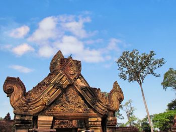 Statue of historic building against sky