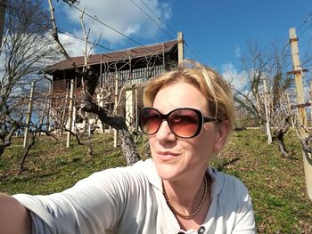 Portrait of smiling woman in sunglasses