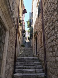 Narrow alley between some houses in the old town of dubrovnik