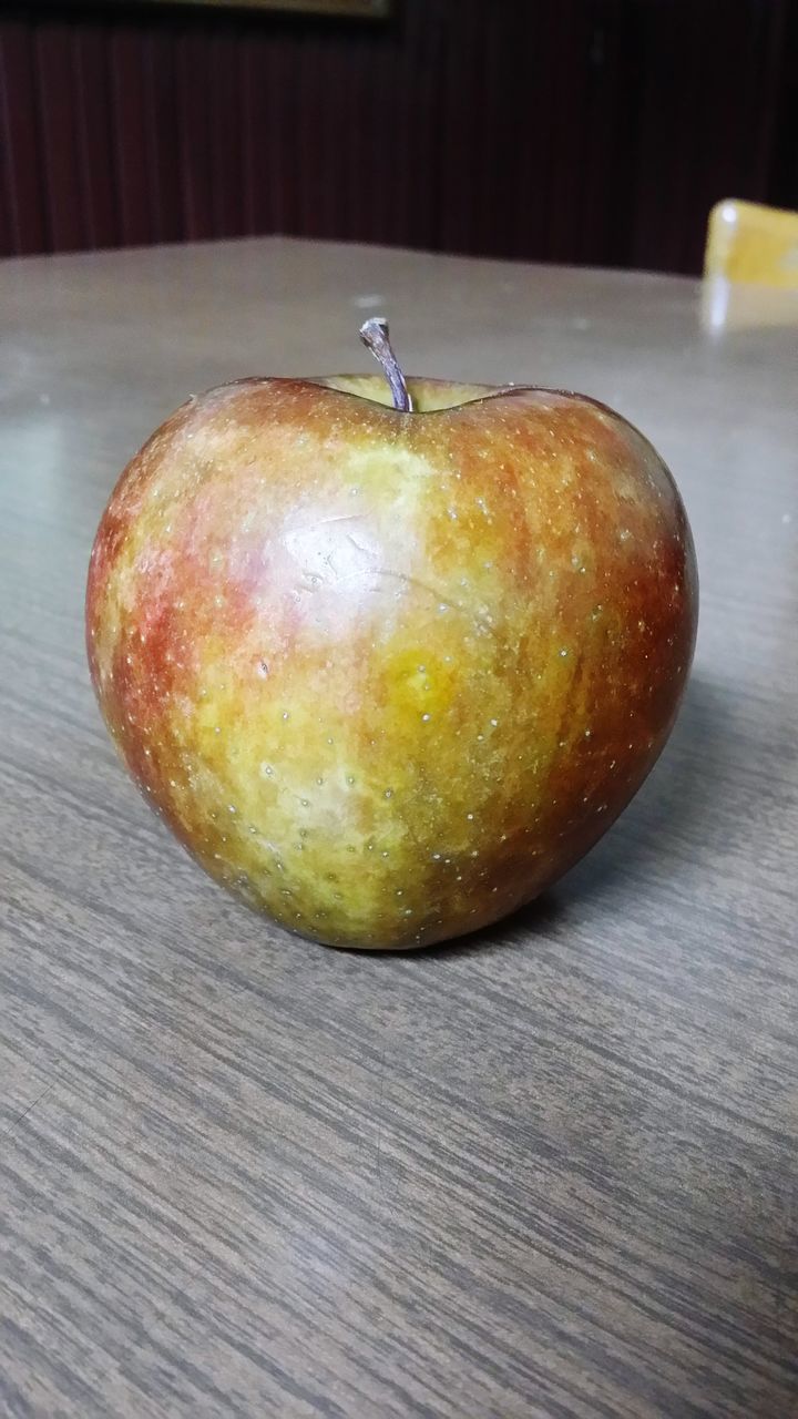 CLOSE-UP OF APPLES ON TABLE