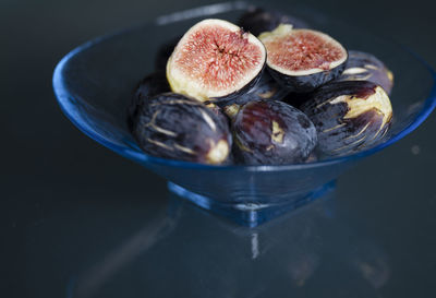 Close-up of figs fruits in glass bowl