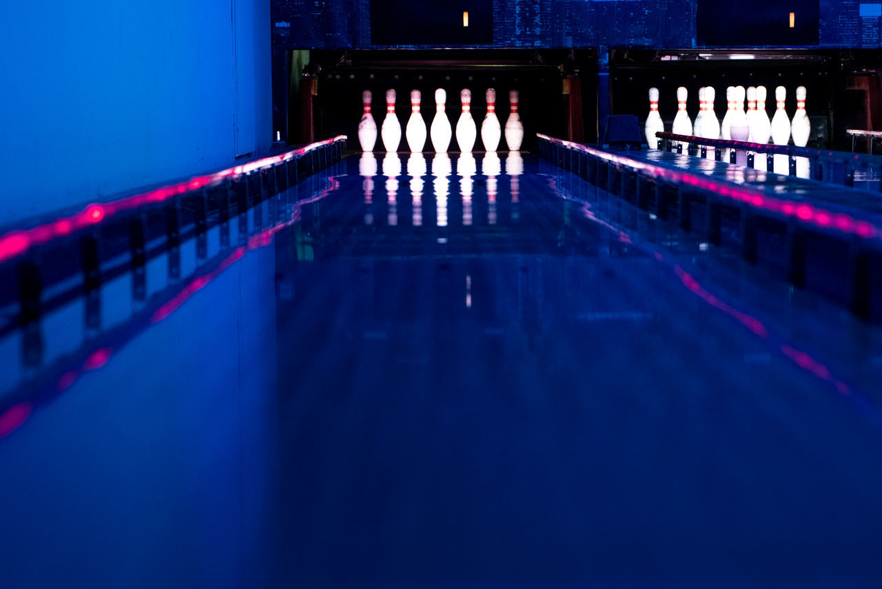 REFLECTION OF ILLUMINATED LIGHTS ON PIANO