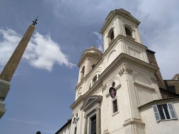 Low angle view of historic building against sky trinità dei monti roma 