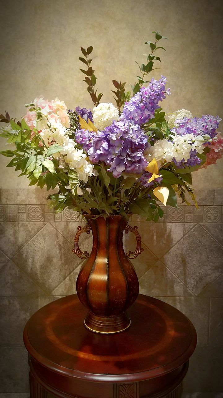 CLOSE-UP OF FLOWER VASE ON TABLE