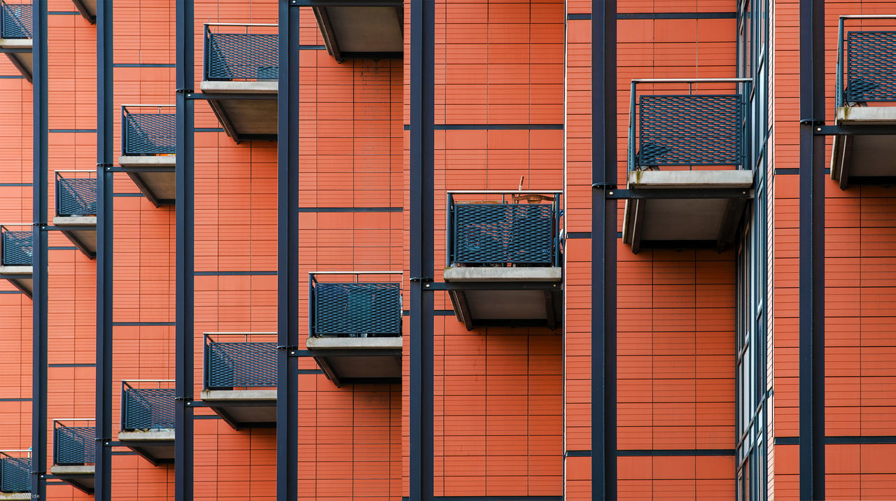 FULL FRAME SHOT OF BUILDING WITH WINDOWS