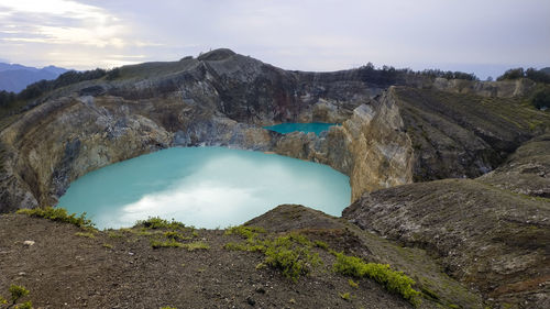 Panoramic view of lake and mountains against sky