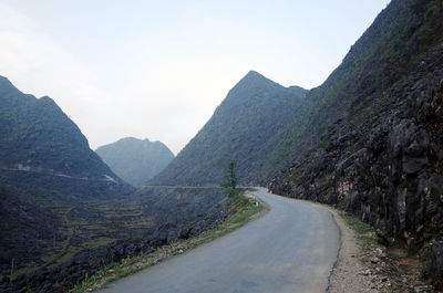 Empty road leading towards mountains