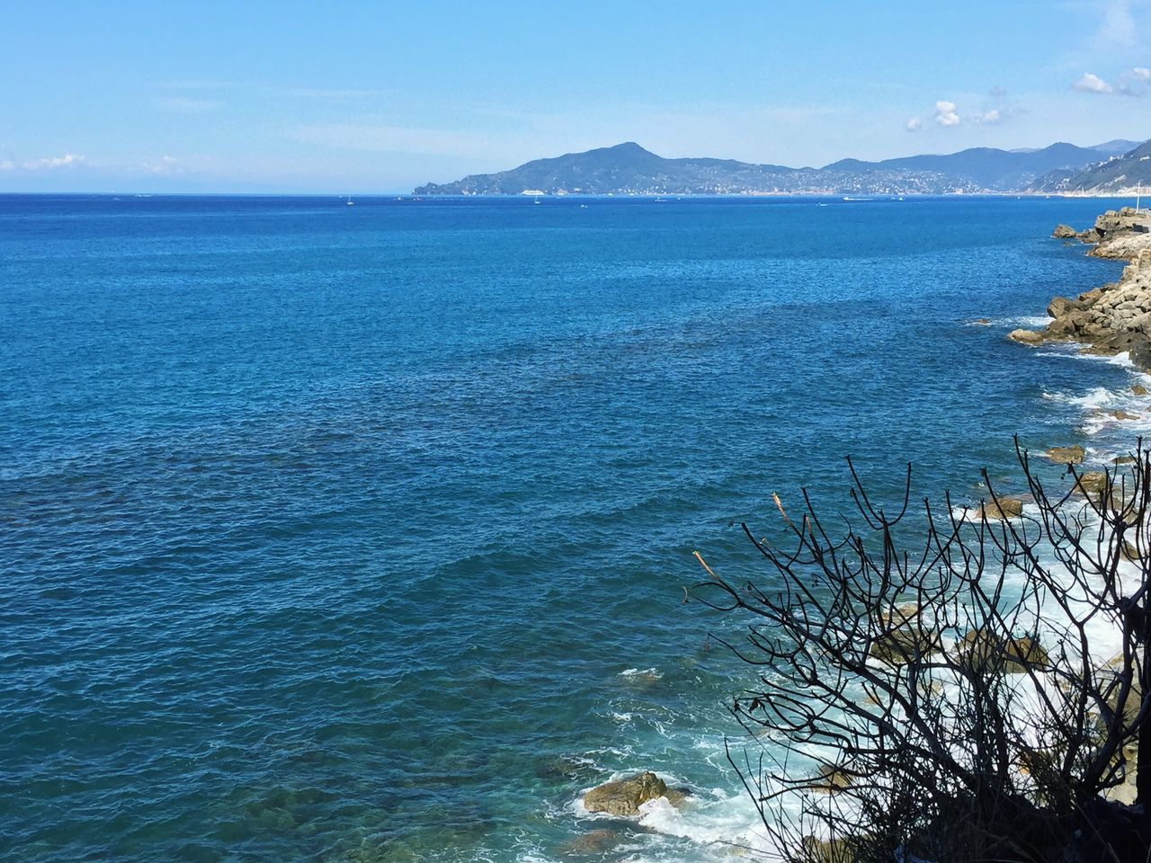 sea, water, tranquil scene, scenics, tranquility, beauty in nature, horizon over water, blue, nature, sky, mountain, idyllic, seascape, rippled, coastline, high angle view, day, outdoors, remote, calm