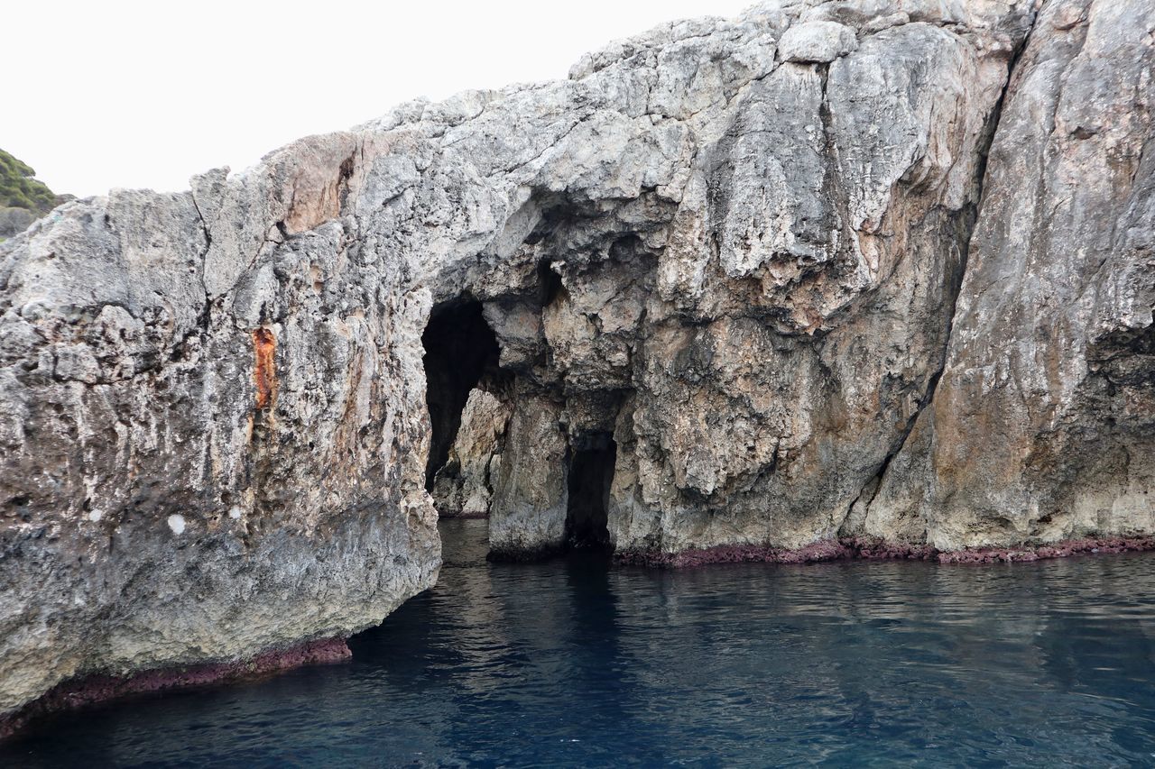 ROCK FORMATIONS ON SEA SHORE