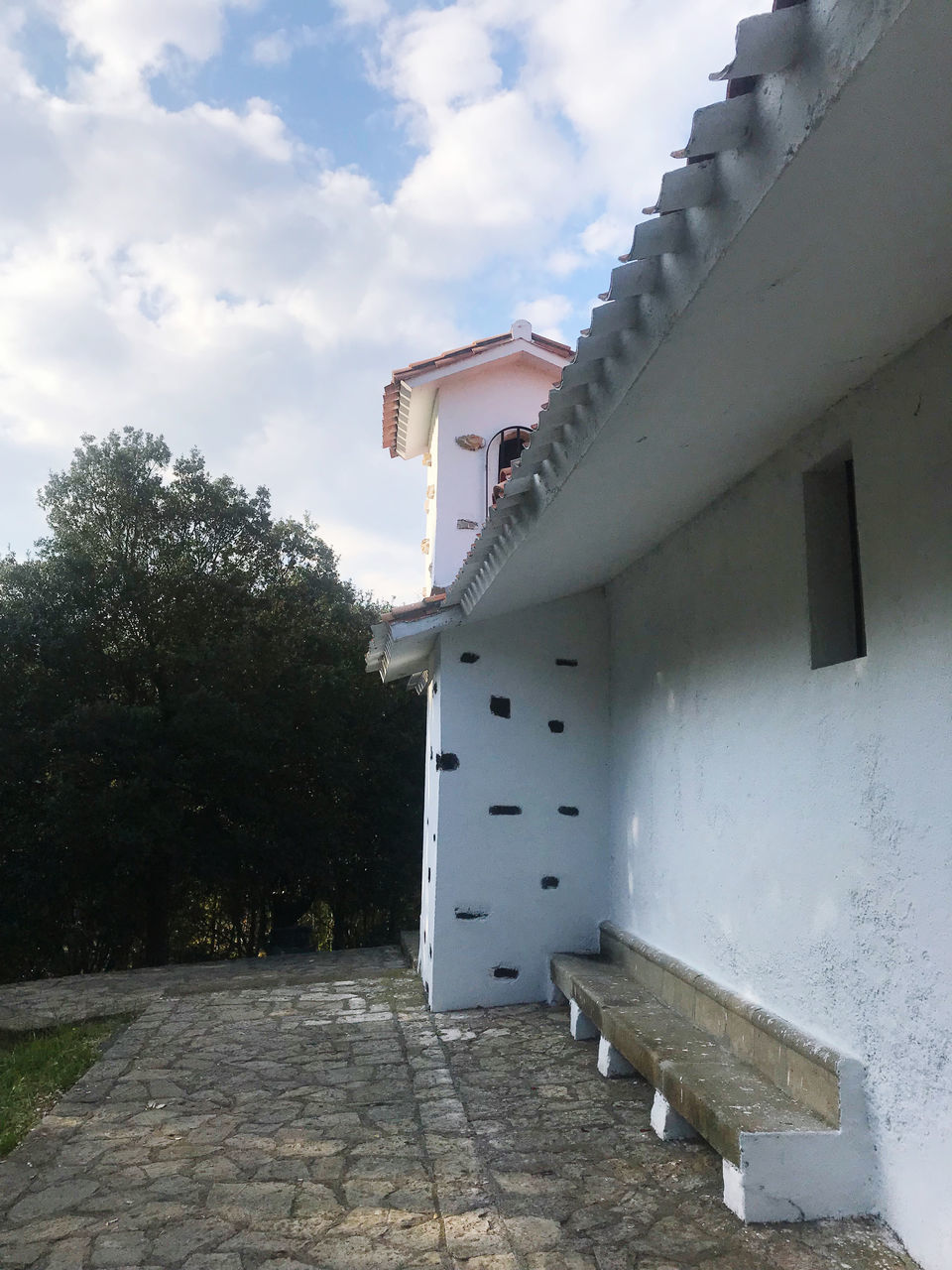 LOW ANGLE VIEW OF STAIRCASE AMIDST BUILDING AGAINST SKY