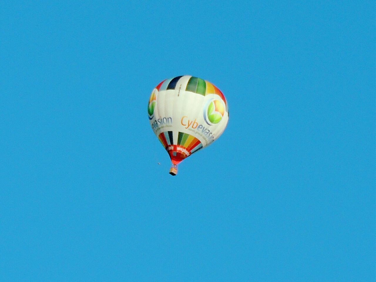 transportation, clear sky, copy space, mode of transport, mid-air, flying, blue, parachute, low angle view, air vehicle, adventure, extreme sports, paragliding, travel, hot air balloon, airplane, sport, day, outdoors, fun