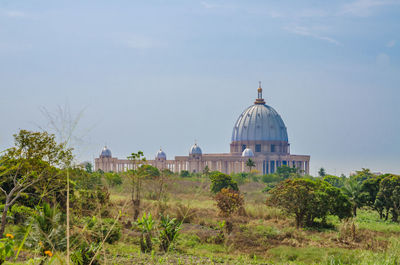 View of basilica of our lady of peace in yamoussoukro against sky