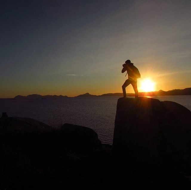 sunset, silhouette, sun, mountain, sky, beauty in nature, scenics, tranquility, tranquil scene, one animal, sunlight, nature, copy space, orange color, idyllic, one person, clear sky, outdoors, lens flare, sunbeam