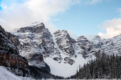 Moraine lake mountains, alberta