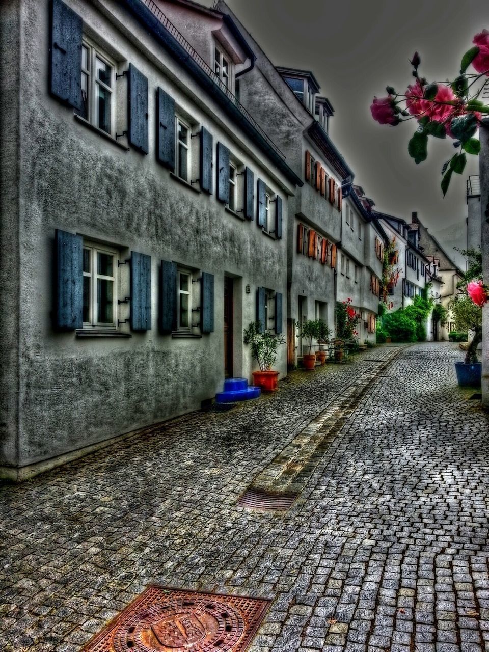 architecture, building exterior, built structure, cobblestone, street, the way forward, city, residential building, diminishing perspective, paving stone, residential structure, building, sidewalk, footpath, alley, empty, walkway, road, outdoors, house