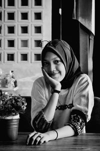 Capturing customers who are relaxed at the cafe with black - white mode
