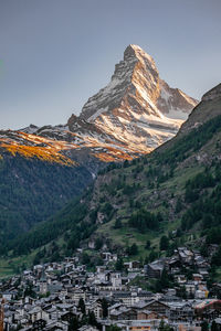 Aerial view of townscape against mountain range