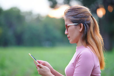 A woman uses the mobile phone outdoor