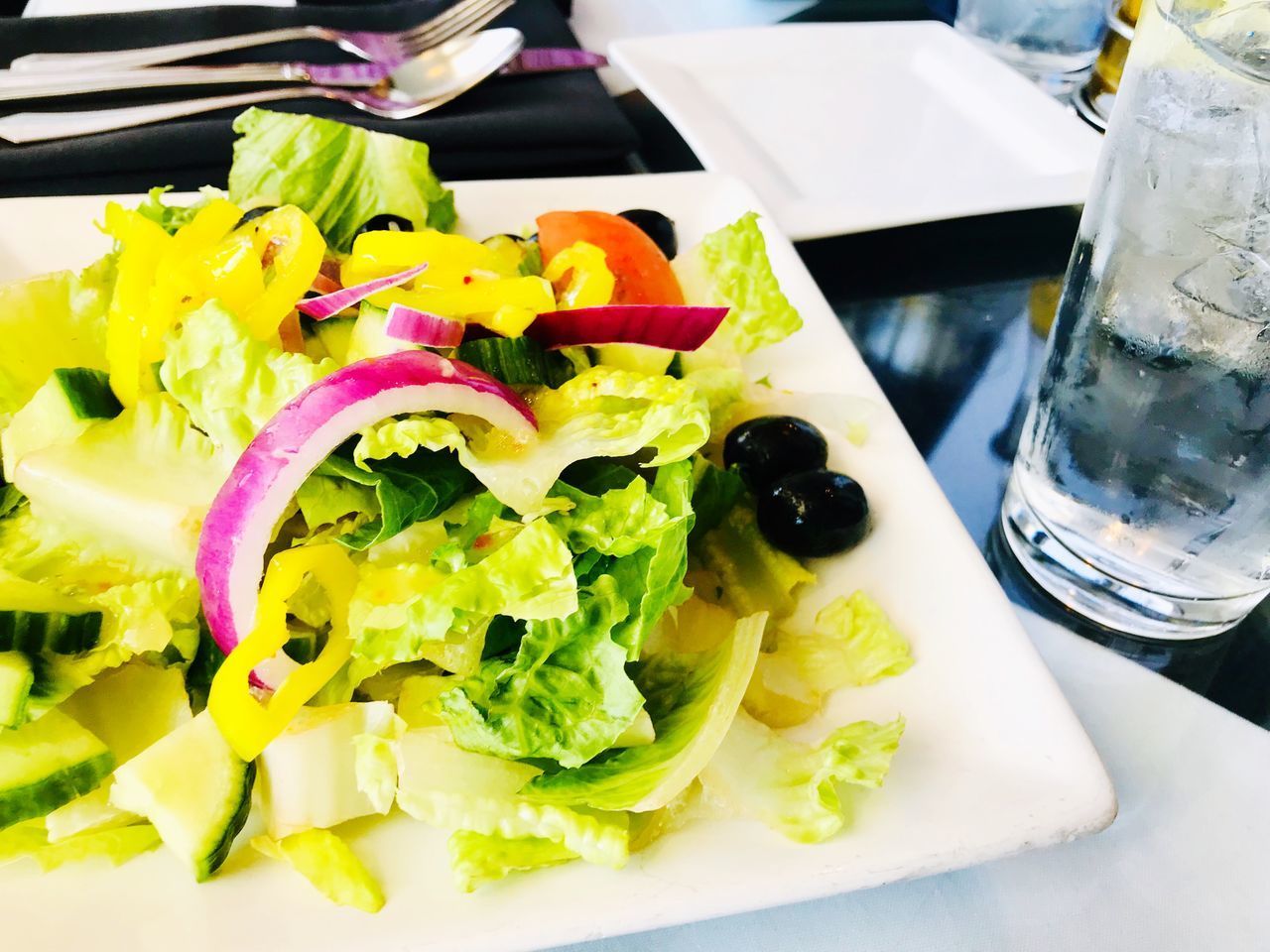 HIGH ANGLE VIEW OF FOOD SERVED IN PLATE