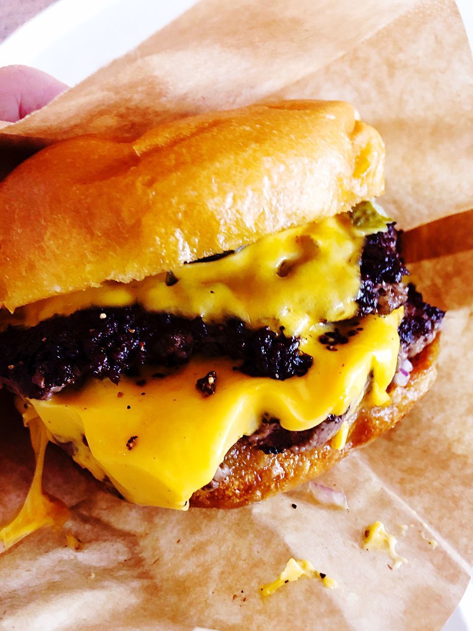 CLOSE-UP OF BURGER IN CONTAINER