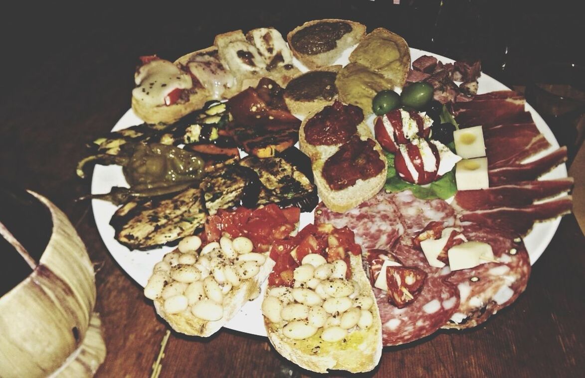 HIGH ANGLE VIEW OF CHOPPED FRUIT ON TABLE