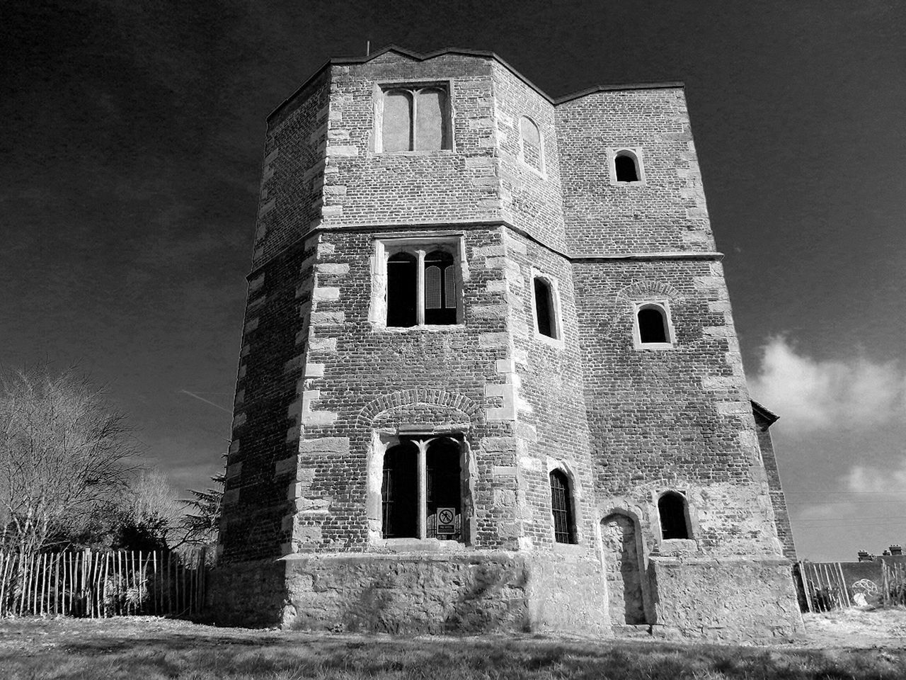 LOW ANGLE VIEW OF OLD HISTORICAL BUILDING AGAINST SKY