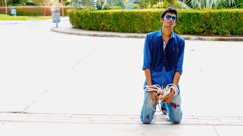 Full length of young man wearing sunglasses