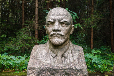 Sculptural bust of lenin, russian revolutionary leader. druskininkai, lithuania, 12 september 2022