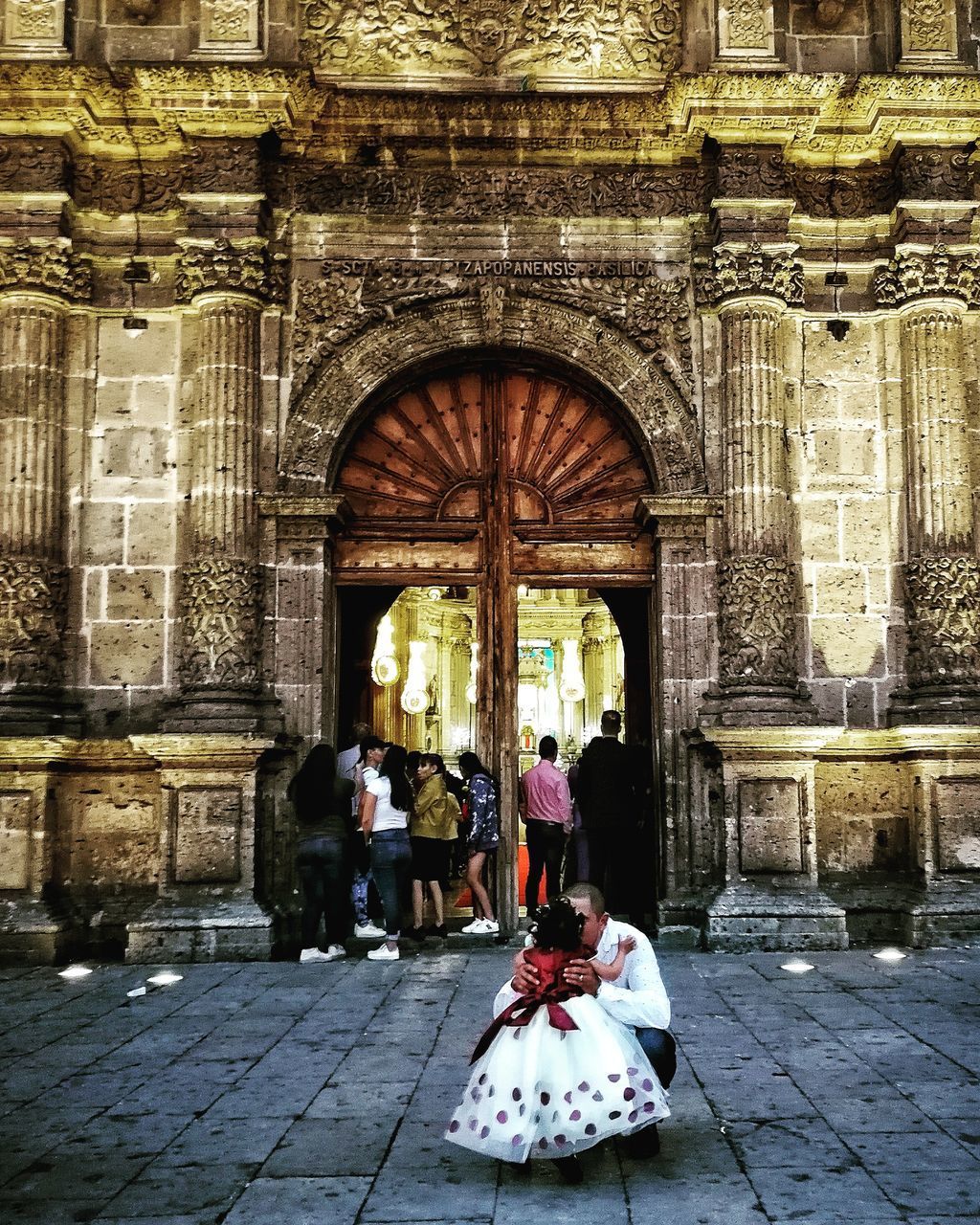 PEOPLE IN FRONT OF HISTORICAL BUILDING