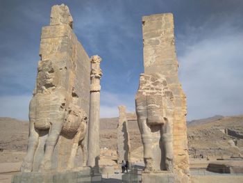 Statue of historical building against sky