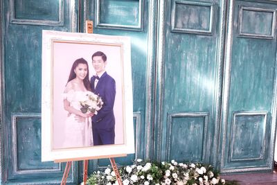 Photograph of wedding couple on easel