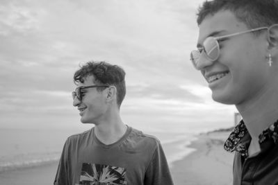 Young man wearing sunglasses against sea