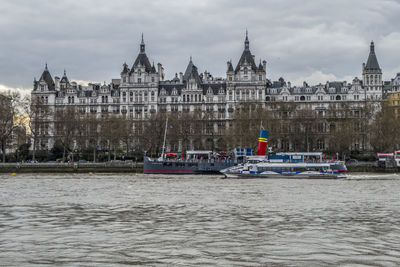 Beautiful house in the left side of the thames river in london