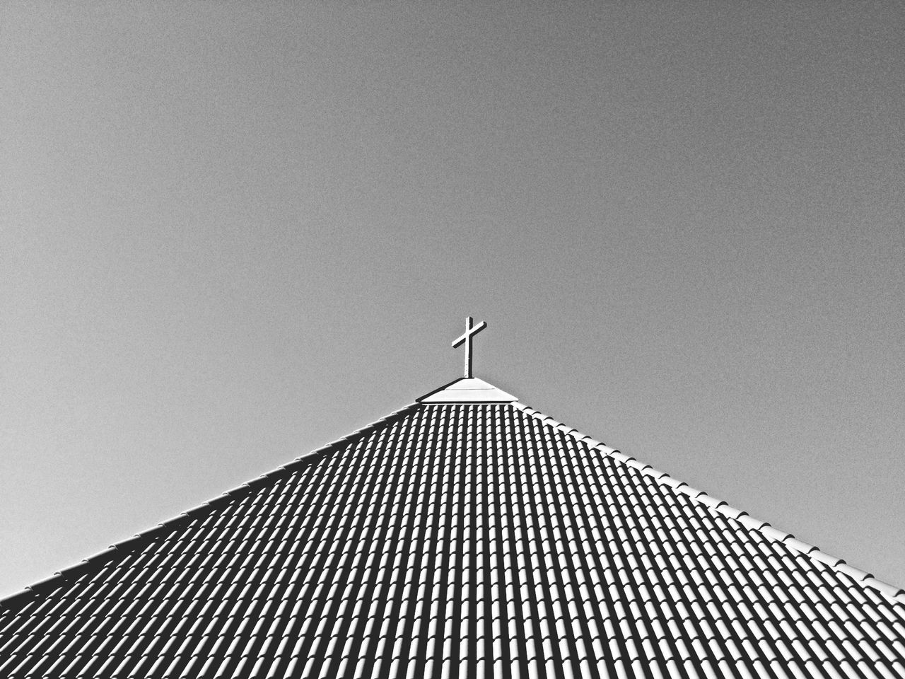 low angle view, building exterior, architecture, built structure, clear sky, copy space, tall - high, sky, tower, high section, directly below, building, day, outdoors, no people, city, modern, flying, skyscraper, tall