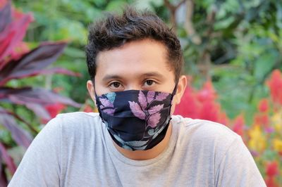 Man wearing mask in outdoor