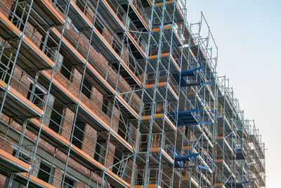 The scaffolding on the block under construction