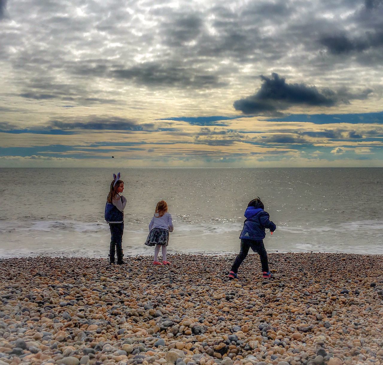 beach, sea, sky, horizon over water, shore, water, lifestyles, leisure activity, rear view, cloud - sky, sand, full length, vacations, togetherness, person, men, scenics, beauty in nature