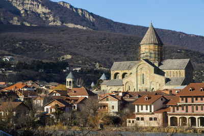 Old famous town in georgia, mtskheta. old houses travel destination. svetitshkoveli cathedral 