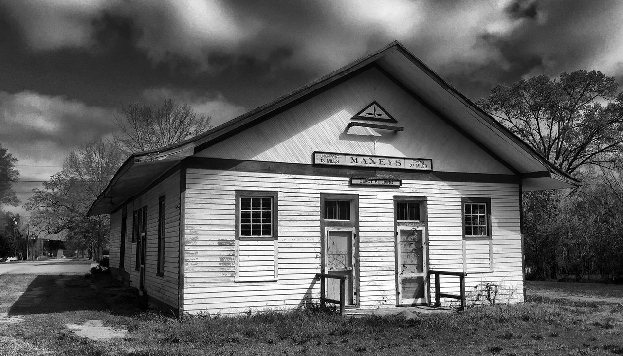 architecture, built structure, building exterior, sky, house, cloud - sky, cloudy, window, tree, cloud, residential structure, door, day, facade, outdoors, residential building, no people, overcast, old, exterior