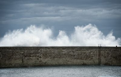 Waves splashing in sea